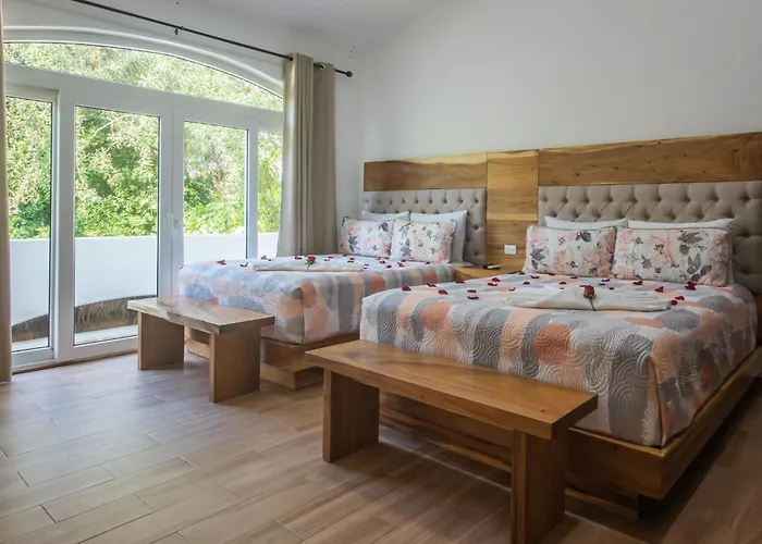 Luxury Golf 5-bedroom Retreat In