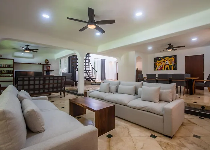 Luxury Golf 5-bedroom Retreat In Villa