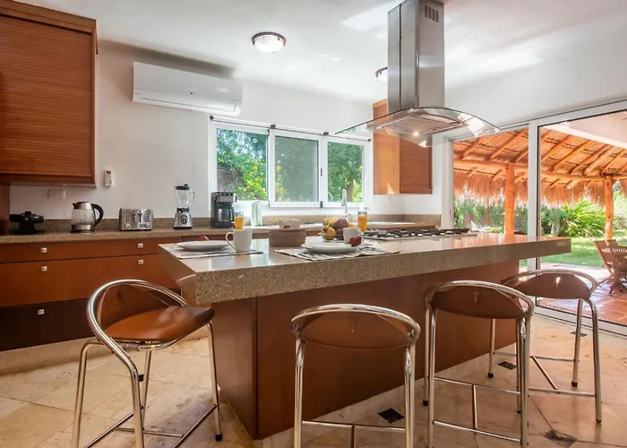 Luxurious 4 To 5-Bedroom Villa With Private Pool In Playa Del Carmen Villa *