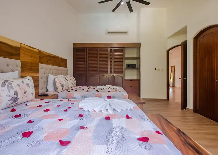 Luxury Golf 5-bedroom Retreat In *